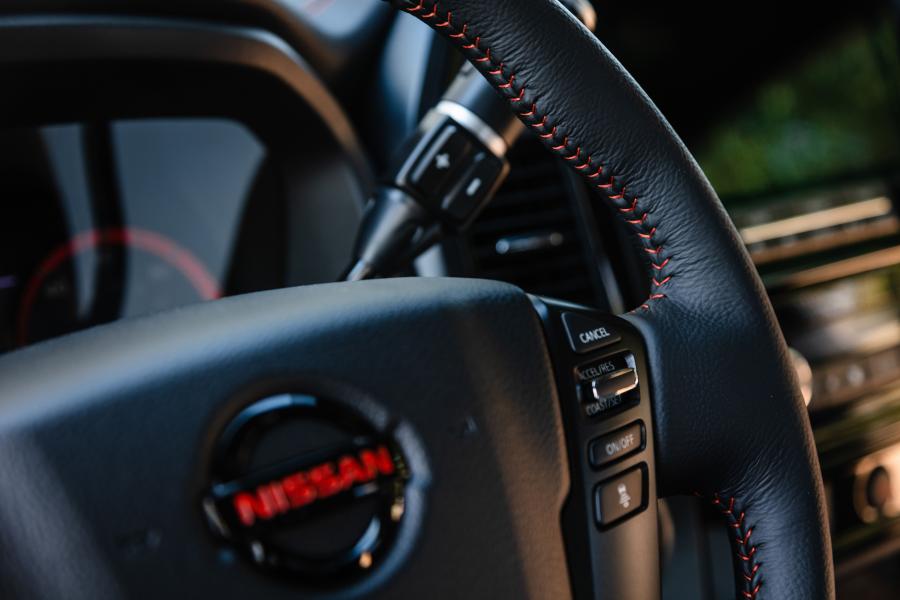 Детали интерьера Nissan Titan XD PRO-4X Crew Cab 2019 года  (фото 23 из 34)